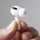 Ilustración para el artículo titulado Apple prepara un rediseño de los AirPods y AirPods Pro para principios de 2021